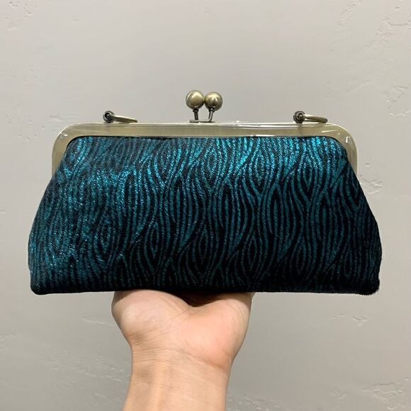 Handmade Real hair-on-cowhide Pattern Printed Kisslock Clutch/Crossbody - Picture 3 of 15